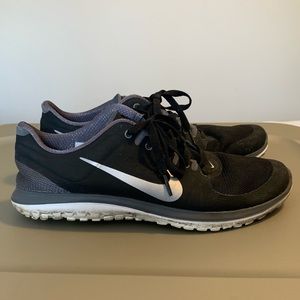 Black nike tennis shoes